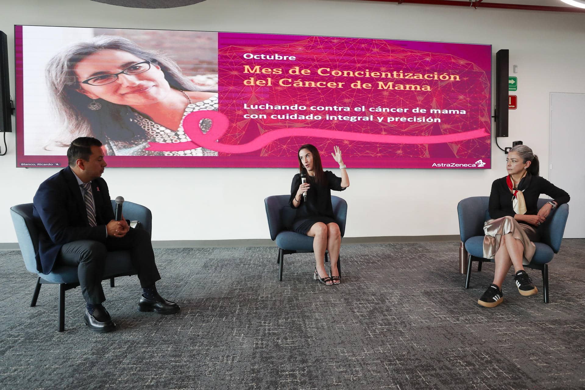 Desde la izquierda, el líder del Área Terapéutica de Oncología en AstraZeneca, Ramses Hernández; la oncóloga médica e investigadora en el Instituto Nacional de Ciencias Médicas y Nutrición Salvador Zubirán, Yanin Chávarri y la directora de la Fundación Rebecca de Alba, Miryana Pérez, participan en una rueda de prensa, este jueves en Ciudad de México (México). EFE/ Isaac Esquivel