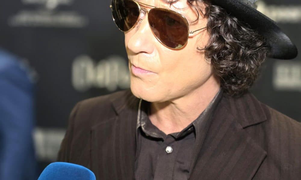 El cantautor español Enrique Bunbury durante una entrevista con EFE, este jueves, 16 de octubre, en el Flamingo Theatre, en Miami (FL, EE.UU.). EFE/Alberto Boal