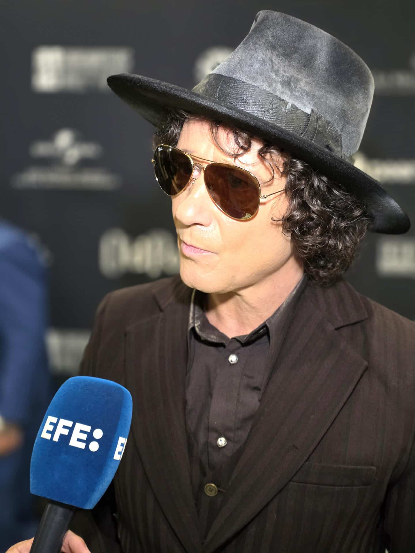 El cantautor español Enrique Bunbury durante una entrevista con EFE, este jueves, 16 de octubre, en el Flamingo Theatre, en Miami (FL, EE.UU.). EFE/Alberto Boal
