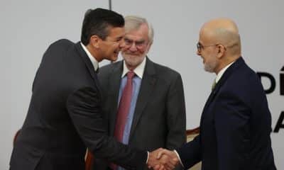El presidente de Paraguay, Santiago Peña (i), saluda al representante del Banco Interamericano de Desarrollo en Paraguay, Alonso Chaverri Suárez (d), y al presidente del Comité de Competencia de la OCDE, Frédéric Jenny, durante la inauguración del Foro Latinoamericano y del Caribe de la Competencia de la Organización para la Cooperación y el Desarrollo Económico (OCDE) y el Banco Interamericano de Desarrollo (BID) este martes, en Asunción (Paraguay). EFE/ Juan Pablo Pino