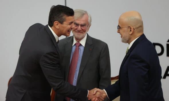 El presidente de Paraguay, Santiago Peña (i), saluda al representante del Banco Interamericano de Desarrollo en Paraguay, Alonso Chaverri Suárez (d), y al presidente del Comité de Competencia de la OCDE, Frédéric Jenny, durante la inauguración del Foro Latinoamericano y del Caribe de la Competencia de la Organización para la Cooperación y el Desarrollo Económico (OCDE) y el Banco Interamericano de Desarrollo (BID) este martes, en Asunción (Paraguay). EFE/ Juan Pablo Pino