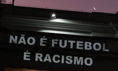 Fotografía de Isaac Fontana, en la que puede verse en una imagen de archivo del 23 de mayo de 2023 un cartel con el mensaje "No es fútbol, es racismo", durante una protesta en Brasil. EFE