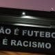Fotografía de Isaac Fontana, en la que puede verse en una imagen de archivo del 23 de mayo de 2023 un cartel con el mensaje "No es fútbol, es racismo", durante una protesta en Brasil. EFE