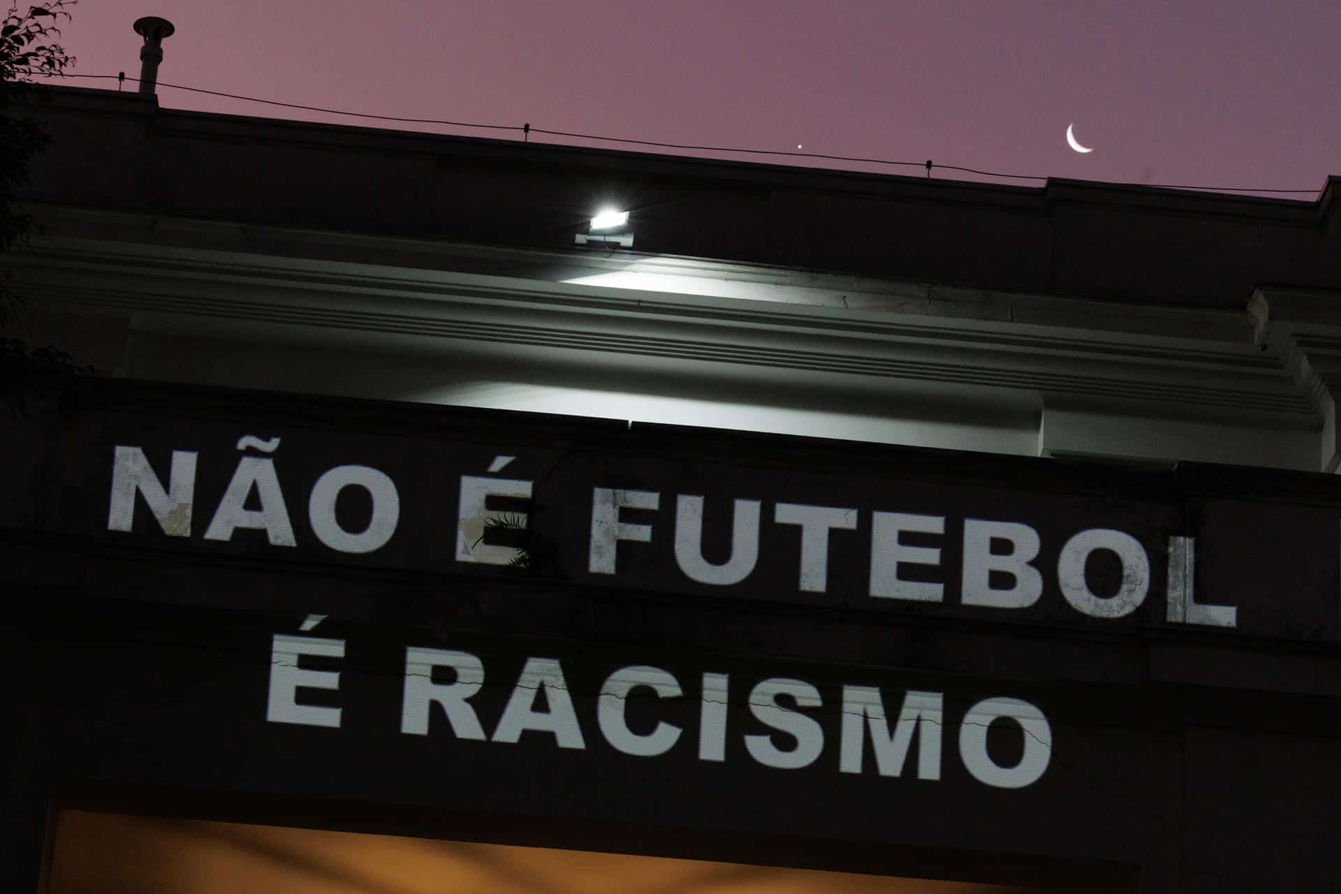 Fotografía de Isaac Fontana, en la que puede verse en una imagen de archivo del 23 de mayo de 2023 un cartel con el mensaje "No es fútbol, es racismo", durante una protesta en Brasil. EFE