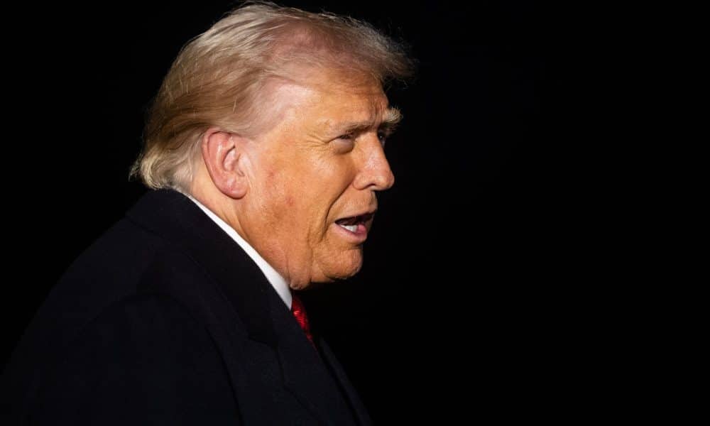 El presidente de Estados Unidos, Donald Trump, habla con periodistas antes de partir desde el jardín sur de la Casa Blanca para abordar el Marine One, en Washington, DC, EE. UU., el 24 de octubre de 2025. EFE/EPA/Francis Chung / POOL