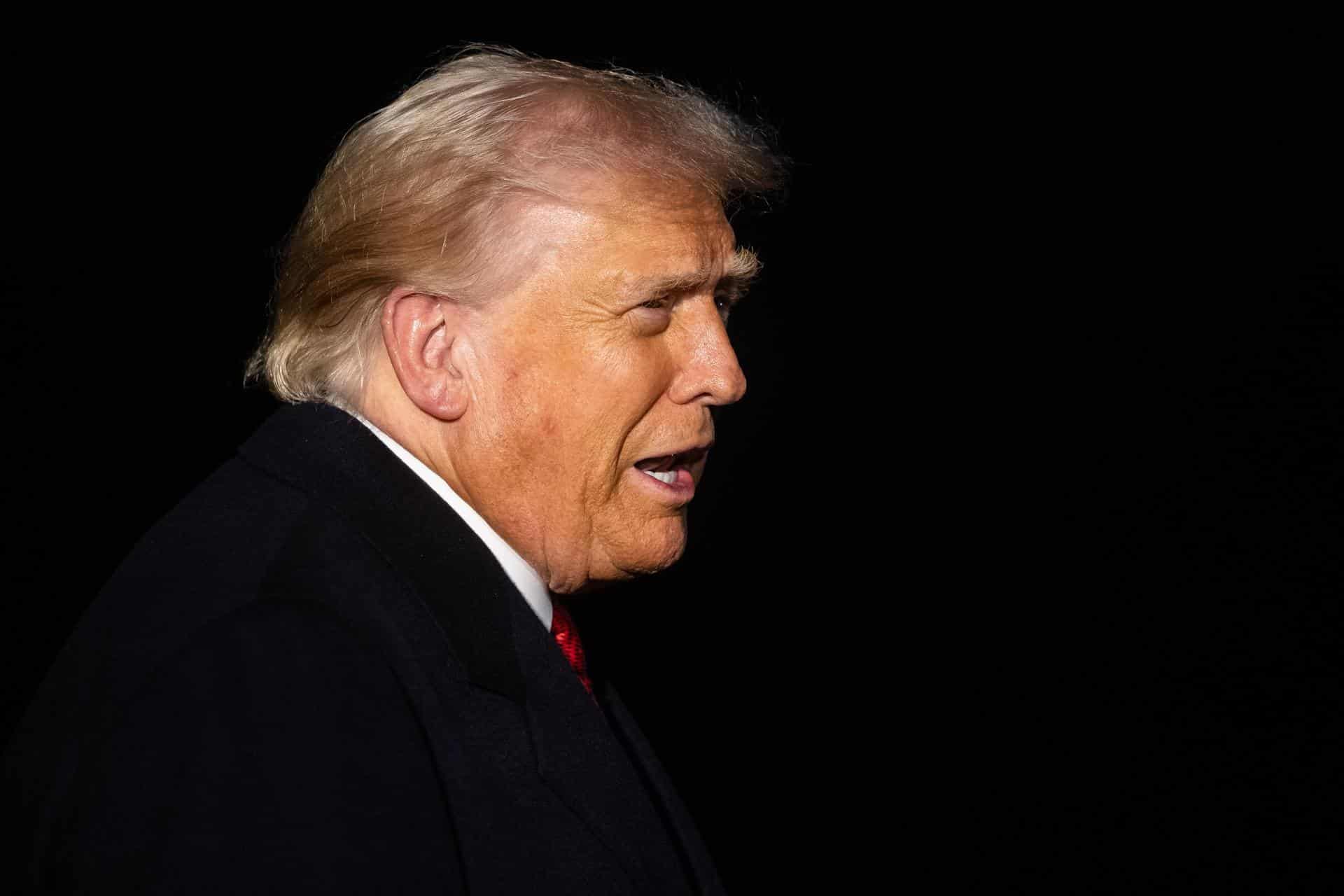 El presidente de Estados Unidos, Donald Trump, habla con periodistas antes de partir desde el jardín sur de la Casa Blanca para abordar el Marine One, en Washington, DC, EE. UU., el 24 de octubre de 2025. EFE/EPA/Francis Chung / POOL