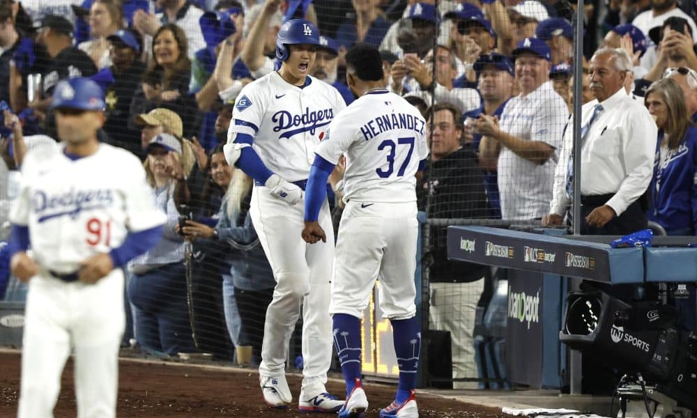 El lanzador estelar de los los Dodgers de Los Angeles, Shohei Ohtani (c) celebra el jonrón, el tercero, impulsado este viernes durante el cuarto juego de la Serie de Campeonato de la Liga Nacional que anticipó su paso a la Serie Mundial con barrida plena (4-0) a los Cerveceros de Milwaukee. EFE/EPA/CAROLINE BREHMAN