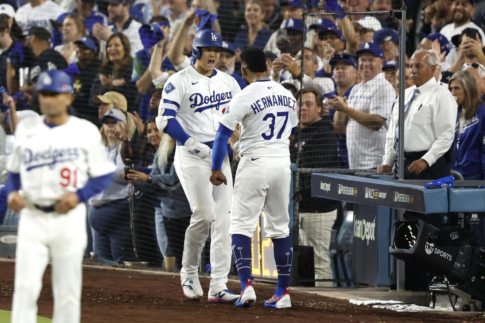 El lanzador estelar de los los Dodgers de Los Angeles, Shohei Ohtani (c) celebra el jonrón, el tercero, impulsado este viernes durante el cuarto juego de la Serie de Campeonato de la Liga Nacional que anticipó su paso a la Serie Mundial con barrida plena (4-0) a los Cerveceros de Milwaukee. EFE/EPA/CAROLINE BREHMAN