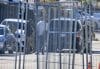 Miembros de la Guardia Nacional caminan dentro del área cercada frente al centro de detención de ICE en Broadview, Illinois, el 9 de octubre de 2025. EFE/CRISTOBAL HERRERA-ULASHKEVICH