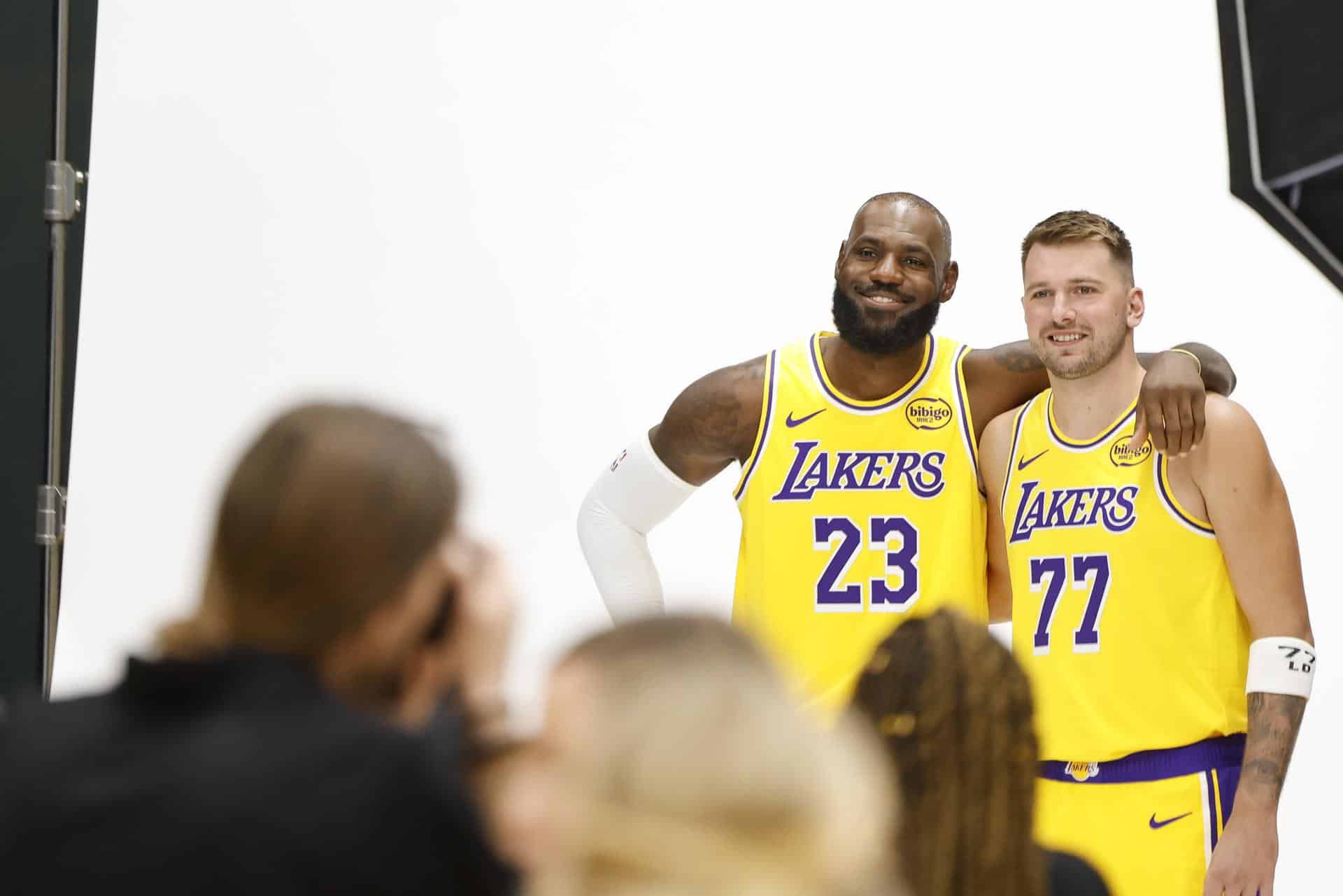 LeBron James y Luka Doncic durante el día de medios de los Angeles Lakers el pasado 29 de septiembre. EFE/EPA/CAROLINE BREHMAN SHUTTERSTOCK OUT