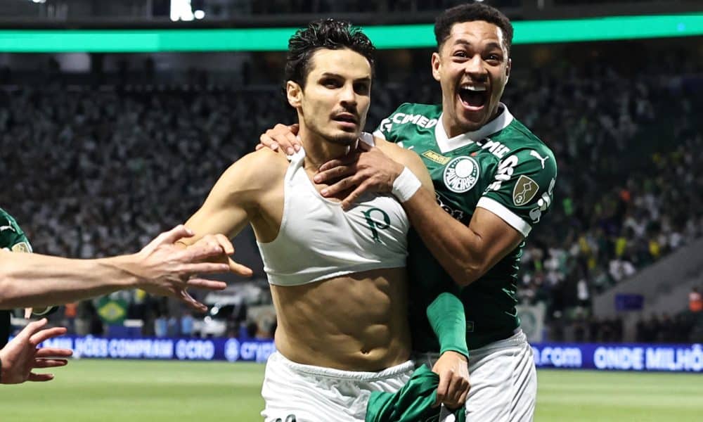 Raphael Veiga (i) y Vitor Roque, de Palmeiras, celebran un gol en el partido de vuelta por la semifinal de la Copa Libertadores ante Liga de Quito en el estadio Allianz Parque, en Sao Paulo (Brasil). EFE/Isaac Fontana