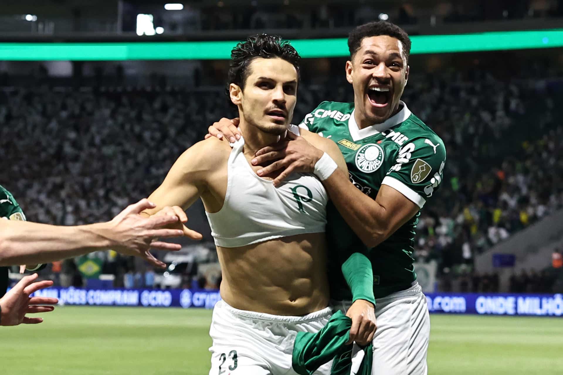 Raphael Veiga (i) y Vitor Roque, de Palmeiras, celebran un gol en el partido de vuelta por la semifinal de la Copa Libertadores ante Liga de Quito en el estadio Allianz Parque, en Sao Paulo (Brasil). EFE/Isaac Fontana