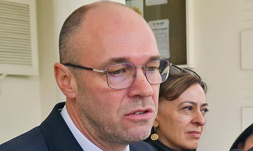 El representante de la Unión Europea, Davor Stier, habla en una rueda de prensa este sábado, en La Paz (Bolivia). EFE/ Gabriel Márquez
