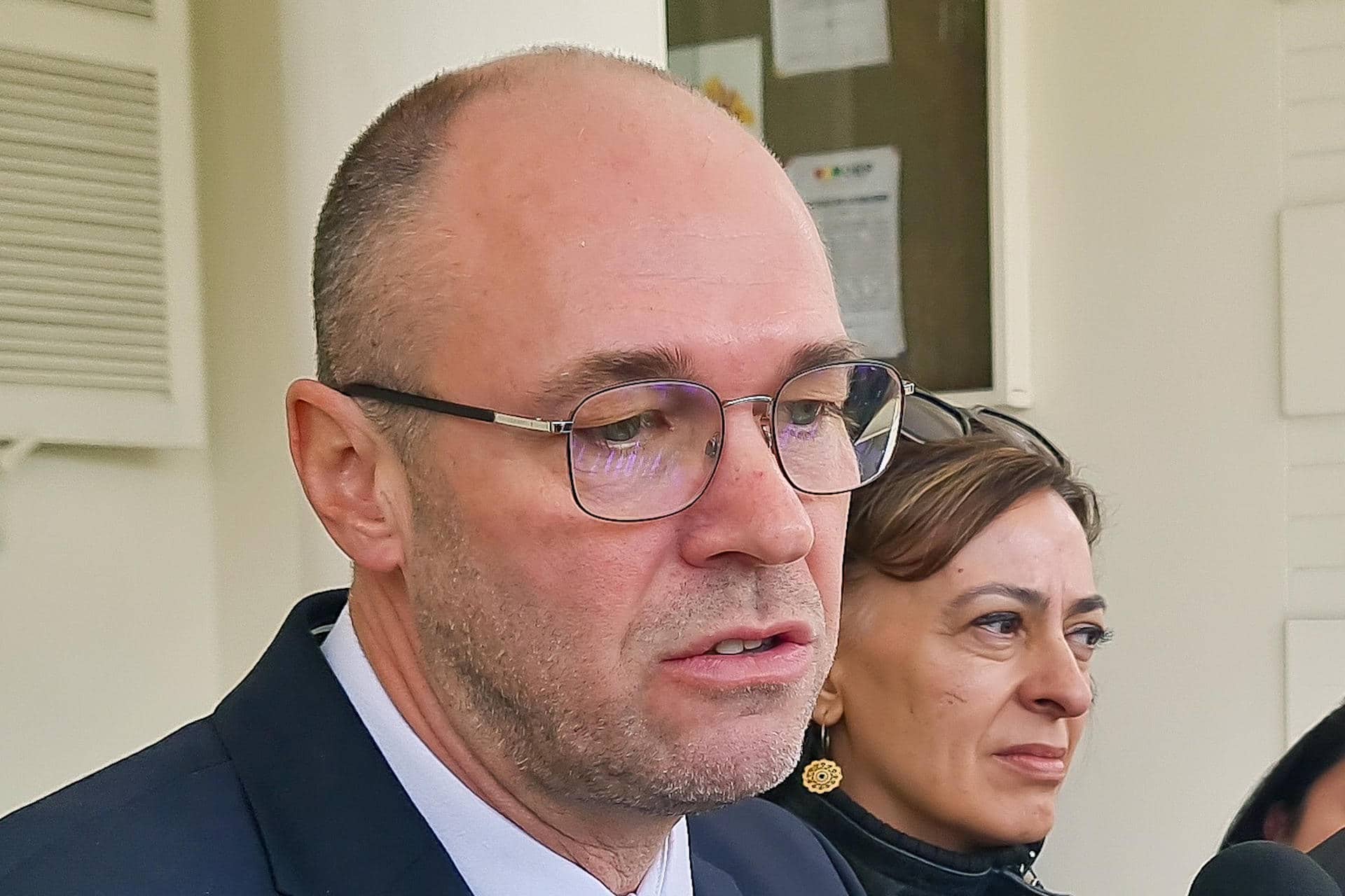 El representante de la Unión Europea, Davor Stier, habla en una rueda de prensa este sábado, en La Paz (Bolivia). EFE/ Gabriel Márquez
