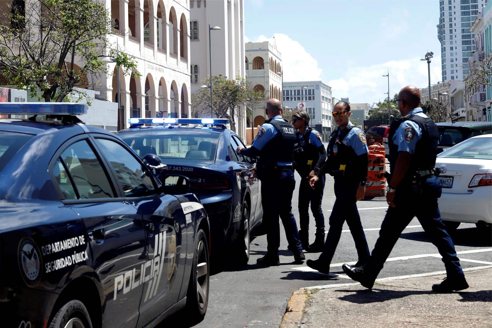 Agentes de policía patrullan una calle en San Juan (Puerto Rico). Imagen de archivo. EFE/Thais Llorca