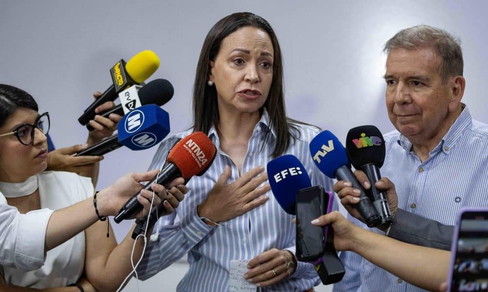 Fotografía de archivo de la líder opositora venezolana y ganadora del premio Nobel de Paz 2025, María Corina Machado (c), al atender a la prensa, en Caracas (Venezuela). EFE/Ronald Peña