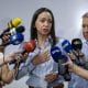 Fotografía de archivo de la líder opositora venezolana y ganadora del premio Nobel de Paz 2025, María Corina Machado (c), al atender a la prensa, en Caracas (Venezuela). EFE/Ronald Peña
