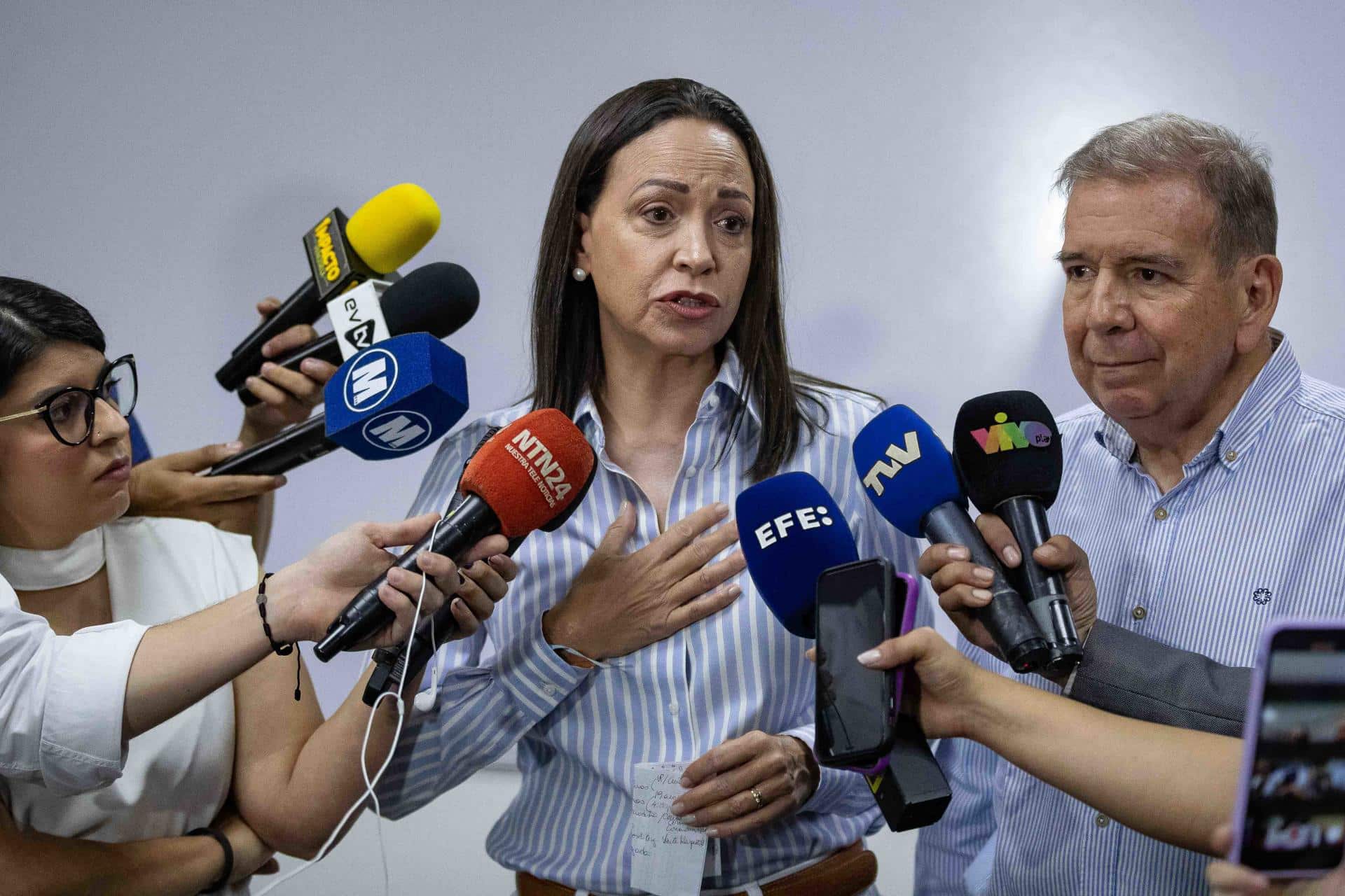 Fotografía de archivo de la líder opositora venezolana y ganadora del premio Nobel de Paz 2025, María Corina Machado (c), al atender a la prensa, en Caracas (Venezuela). EFE/Ronald Peña