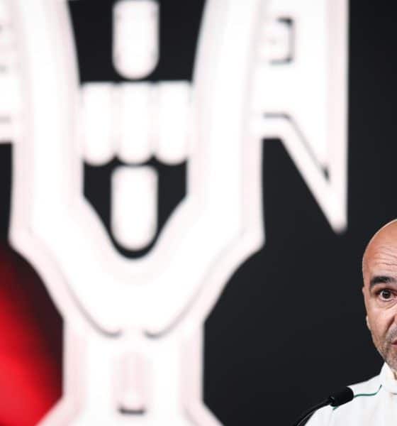El seleccionador del equipo portugués, el español Roberto Martínez, ofrece una rueda de prensa previa al partido de este sábado contra Irlanda en Lisboa, de clasificación para el Mundial de 2026. EFE/EPA/RODRIGO ANTUNES