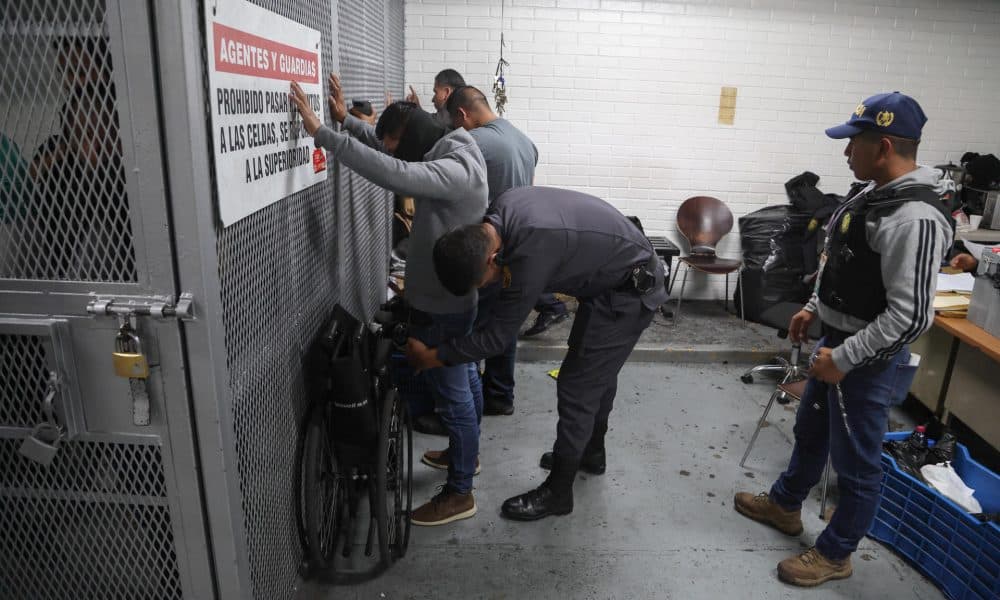 Un grupo de agentes del Sistema Penitenciario de Guatemala esperan audiencia en la Torre de Tribunales este sábado, en Ciudad de Guatemala (Guatemala). EFE/ Mariano Macz