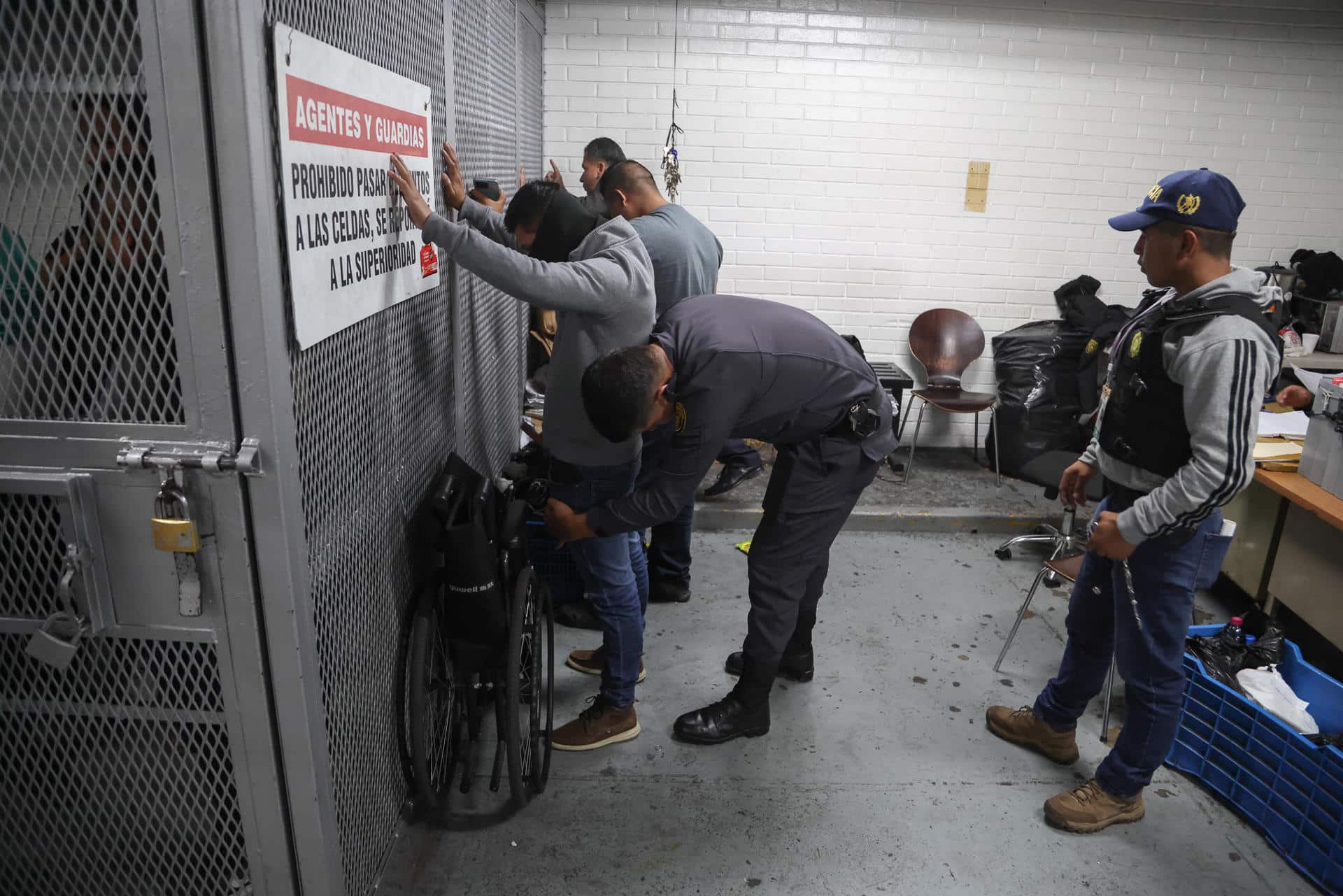 Un grupo de agentes del Sistema Penitenciario de Guatemala esperan audiencia en la Torre de Tribunales este sábado, en Ciudad de Guatemala (Guatemala). EFE/ Mariano Macz