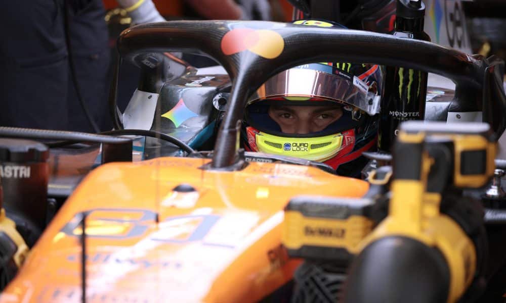 El australiano Oscar Piastri de McLaren, participa durante la primera sesión de entrenamientos del Gran Premio de México de la Fórmula Uno este viernes, en el Autódromo Hermanos Rodríguez en Ciudad de México (México). EFE/ José Méndez