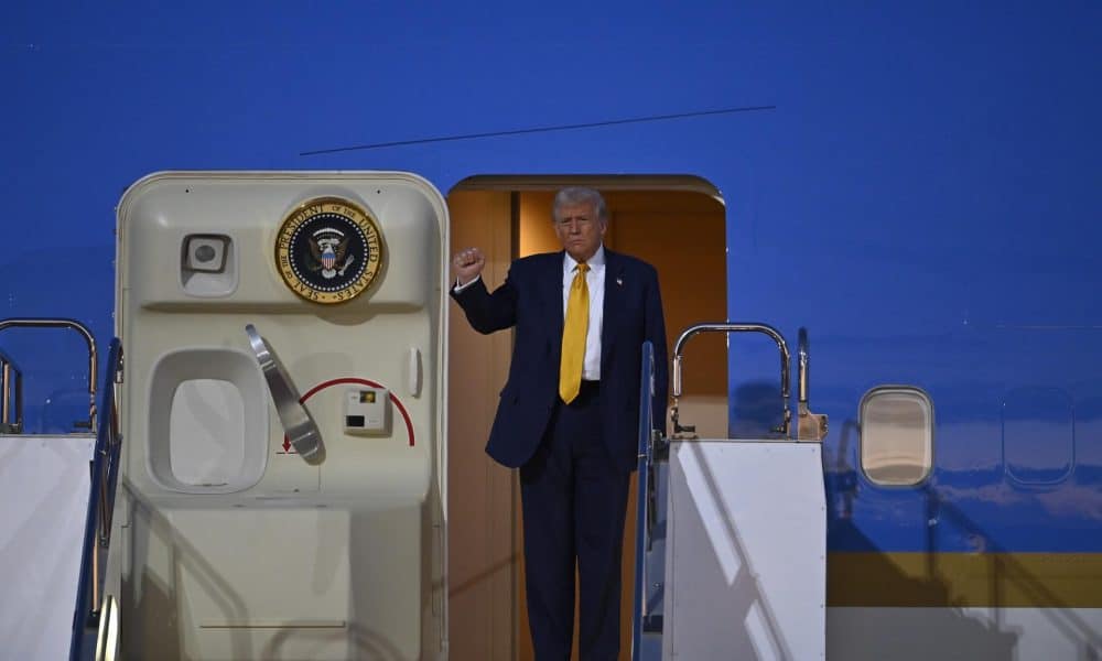 El presidente estadounidense Donald Trump desembarca del Air Force One a su llegada al Aeropuerto Internacional de Haneda en Tokio, Japón, este lunes. EFE/EPA/DAVID MAREUIL / POOL