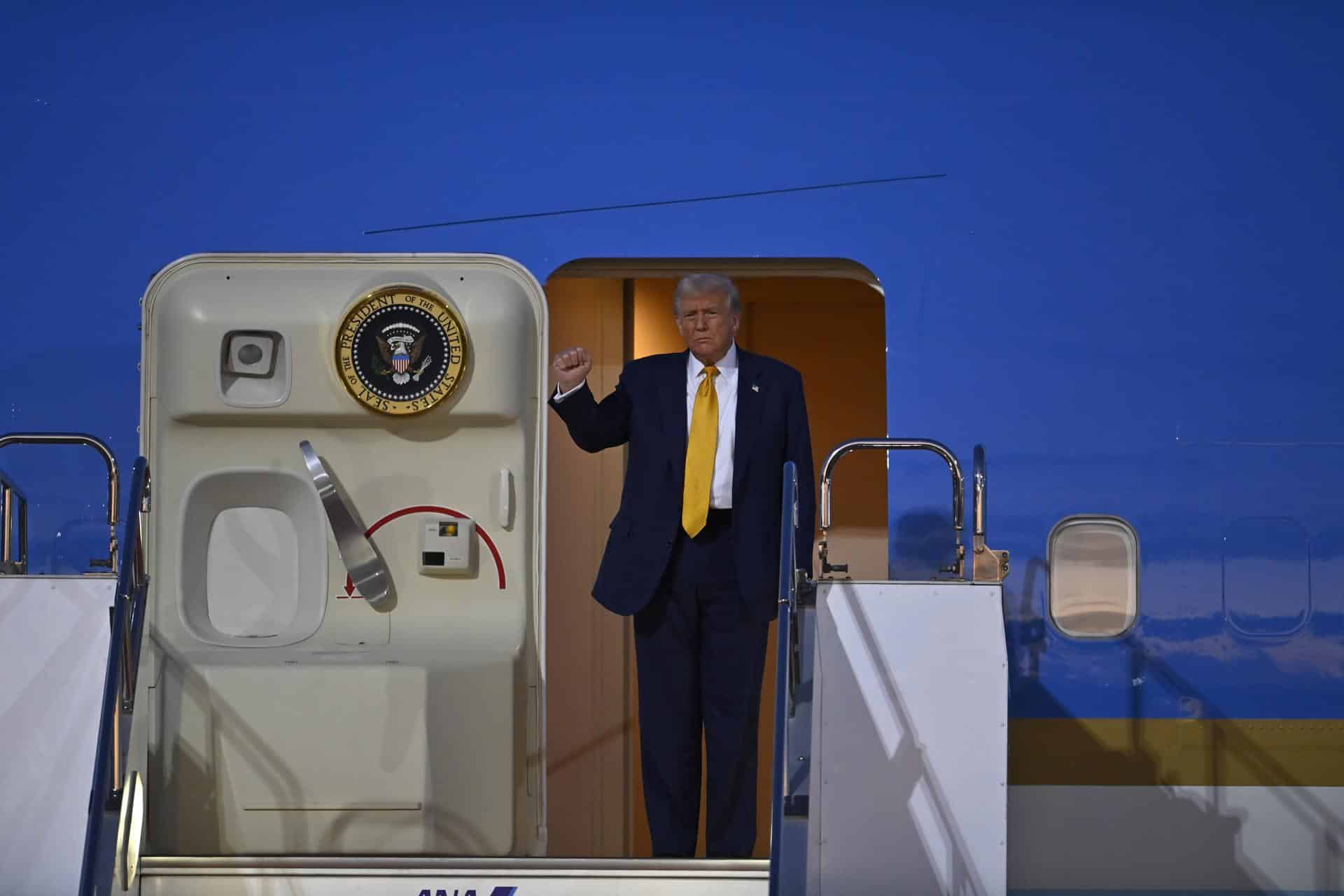 El presidente estadounidense Donald Trump desembarca del Air Force One a su llegada al Aeropuerto Internacional de Haneda en Tokio, Japón, este lunes. EFE/EPA/DAVID MAREUIL / POOL