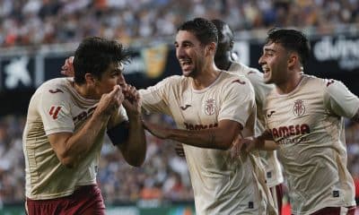 -El delantero del Valencia Gerard Moreno (i), celebra su gol de penalti contra el Villarreal, durante el partido de la jornada 10 de LaLiga EA Sports, este sábado en el estadio de Mestalla en Valencia.-EFE/ Manuel Bruque