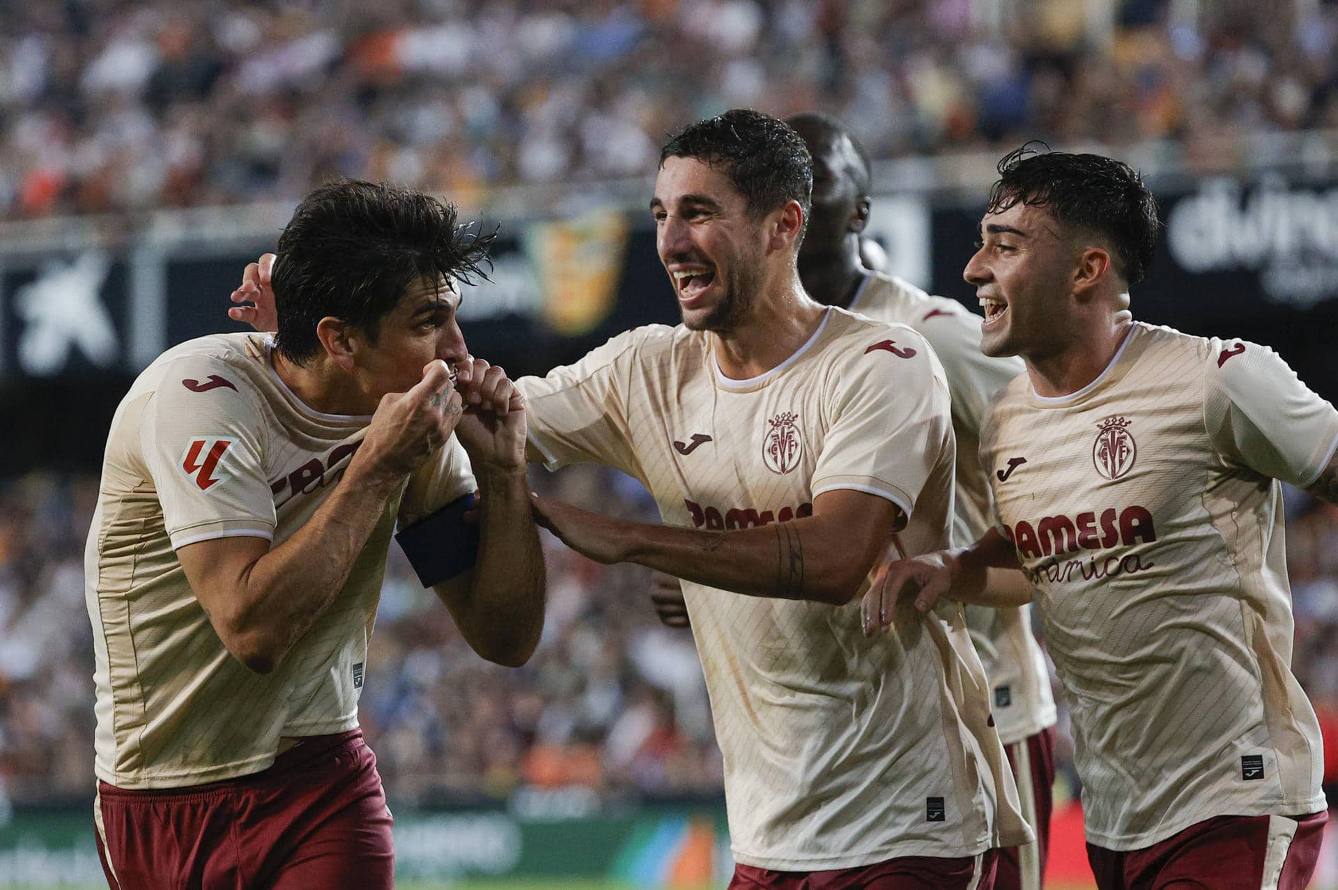-El delantero del Valencia Gerard Moreno (i), celebra su gol de penalti contra el Villarreal, durante el partido de la jornada 10 de LaLiga EA Sports, este sábado en el estadio de Mestalla en Valencia.-EFE/ Manuel Bruque