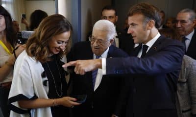El presidente francés, Emmanuel Macron (derecha) y el de la Autoridad Nacional Palestina, Mahmud Abás (centro) hablan con la parlamentaria francesa Amelia Lakrafi tras su llegada a la ciudad-balneario egipcia de Sharm el-Sheij para la llamada "Cumbre de Paz" sobre Gaza. EFE/EPA/Yoan Valat