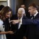 El presidente francés, Emmanuel Macron (derecha) y el de la Autoridad Nacional Palestina, Mahmud Abás (centro) hablan con la parlamentaria francesa Amelia Lakrafi tras su llegada a la ciudad-balneario egipcia de Sharm el-Sheij para la llamada "Cumbre de Paz" sobre Gaza. EFE/EPA/Yoan Valat