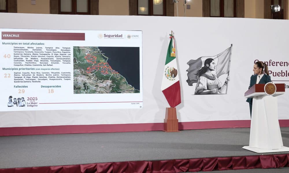 La presidenta de México, Claudia Sheinbaum, habla en una rueda de prensa este lunes, en Palacio Nacional de la Ciudad de México (México). EFE/José Méndez
