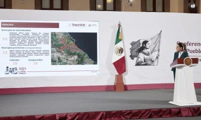 La presidenta de México, Claudia Sheinbaum, habla en una rueda de prensa este lunes, en Palacio Nacional de la Ciudad de México (México). EFE/José Méndez