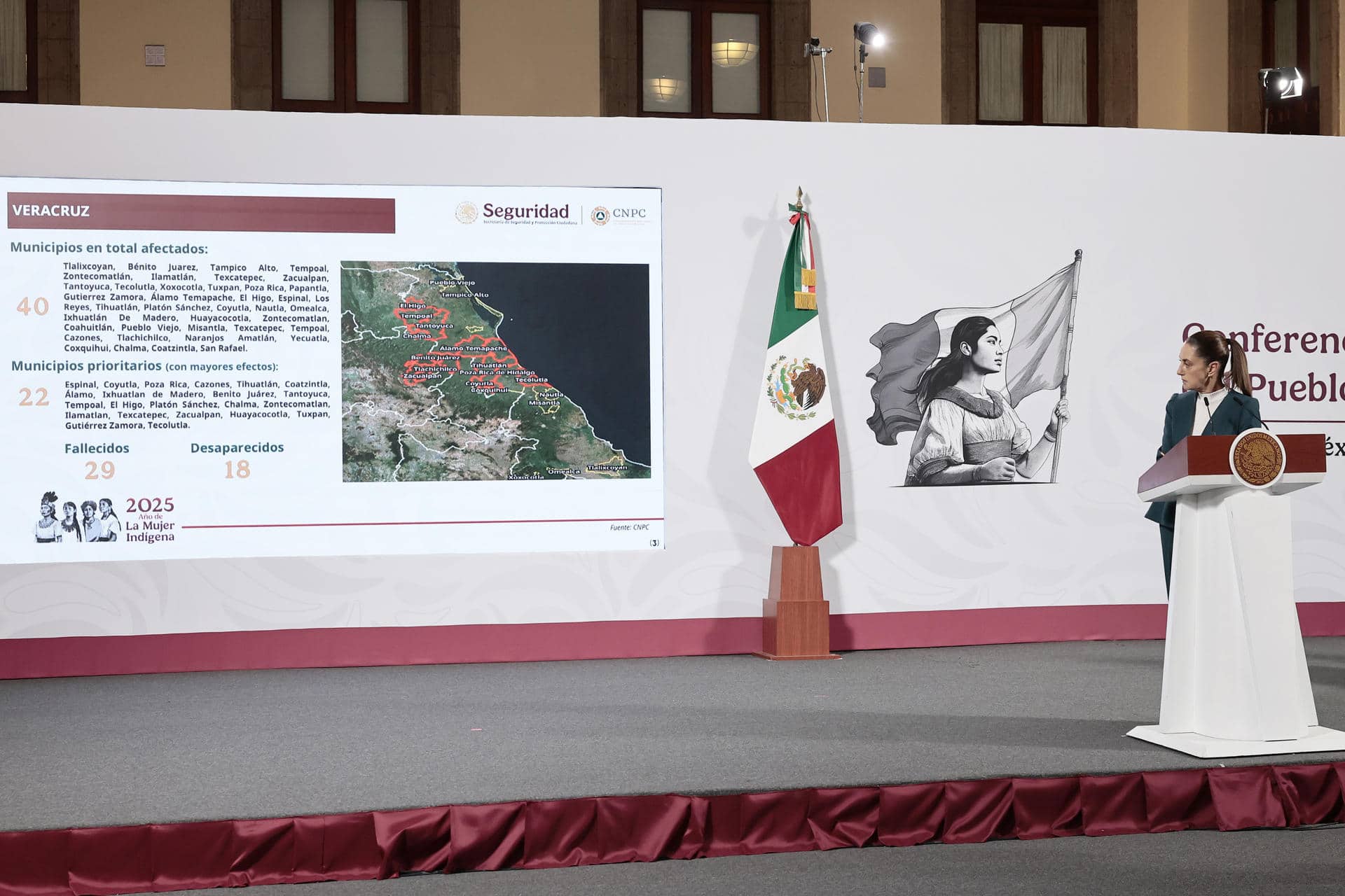 La presidenta de México, Claudia Sheinbaum, habla en una rueda de prensa este lunes, en Palacio Nacional de la Ciudad de México (México). EFE/José Méndez