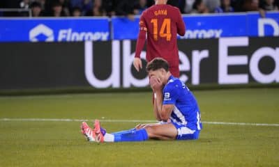 El delantero del Alavés Lucas Boyé (en el suelo) se lamenta tras una ocasión fallada, durante el partido de LaLiga de fútbol que Deportivo Alavés y Valencia CF disputaron en el estadio de Mendizorrotza, en Vitoria. EFE/Adrián Ruiz Hierro