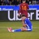 El delantero del Alavés Lucas Boyé (en el suelo) se lamenta tras una ocasión fallada, durante el partido de LaLiga de fútbol que Deportivo Alavés y Valencia CF disputaron en el estadio de Mendizorrotza, en Vitoria. EFE/Adrián Ruiz Hierro