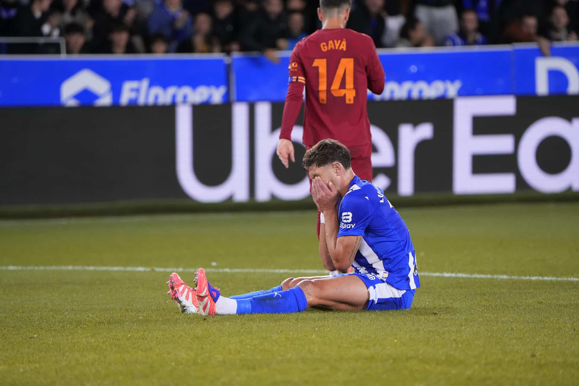 El delantero del Alavés Lucas Boyé (en el suelo) se lamenta tras una ocasión fallada, durante el partido de LaLiga de fútbol que Deportivo Alavés y Valencia CF disputaron en el estadio de Mendizorrotza, en Vitoria. EFE/Adrián Ruiz Hierro