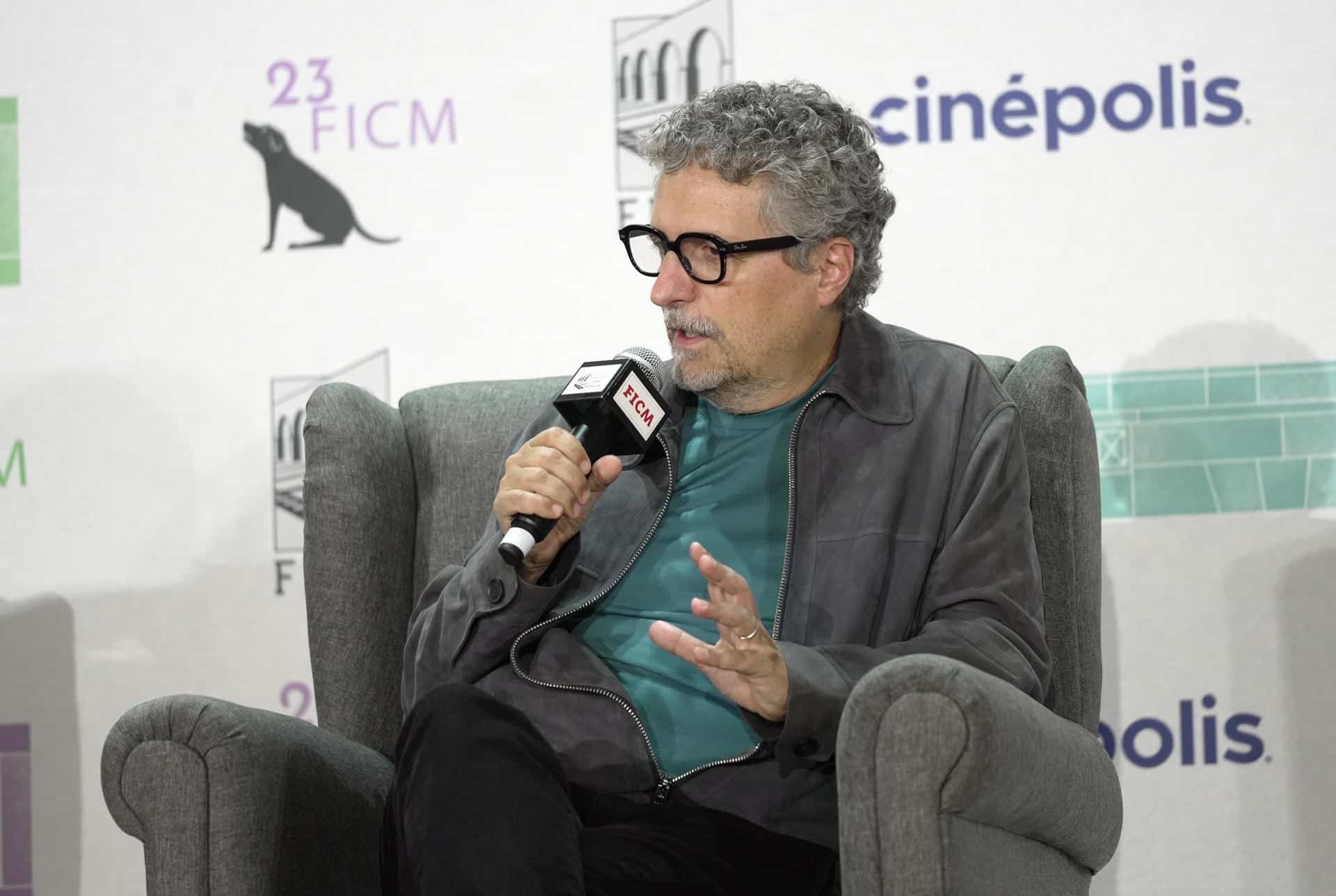 El director brasileño Kleber Mendonça Filho habla en el marco del festival de cine este viernes, en Morelia (México). EFE/Iván Villanueva