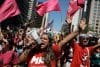 Personas se manifiestan durante una marcha para pedir el fin de la ofensiva israelí en Gaza este domingo, en la Avenida Paulista en São Paulo (Brasil). EFE/Isaac Fontana
