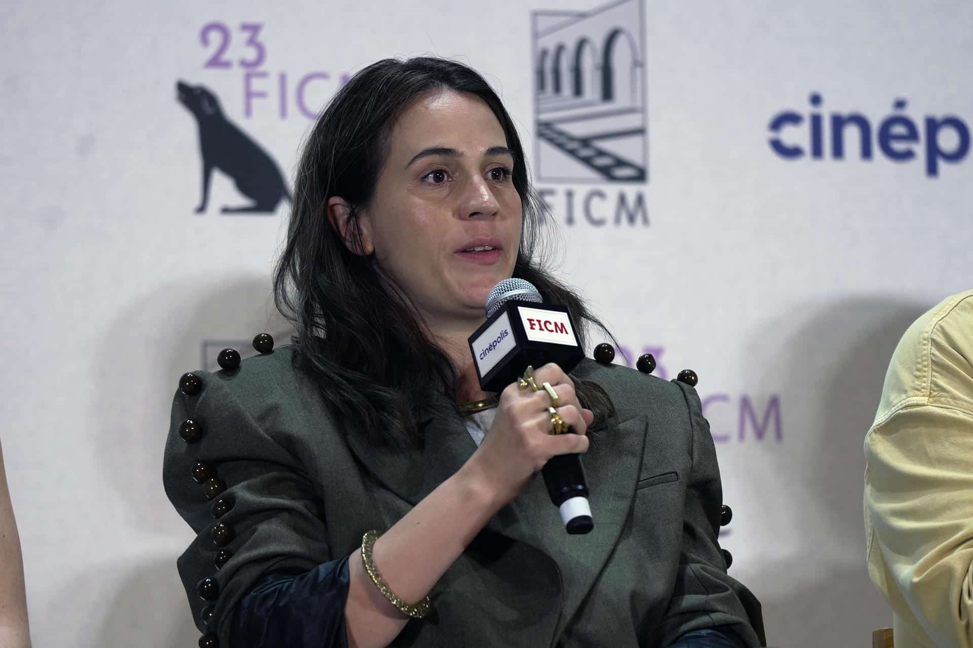 La actriz mexicana Cassandra Ciangherotti habla durante una rueda de prensa este sábado, en el marco del Festival Internacional de Cine de Morelia en Michoacán (México). EFE/Iván Villanueva
