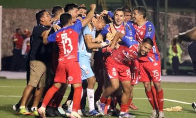 Jugadores del Xelajú MC celebran este miércoles al finalizar un partido de la Copa Centroamericana Concacaf entre Xelajú MC y Real España, en el estadio Cementos Progreso, en Ciudad de Guatemala (Guatemala). EFE/ Fernando Ruiz
