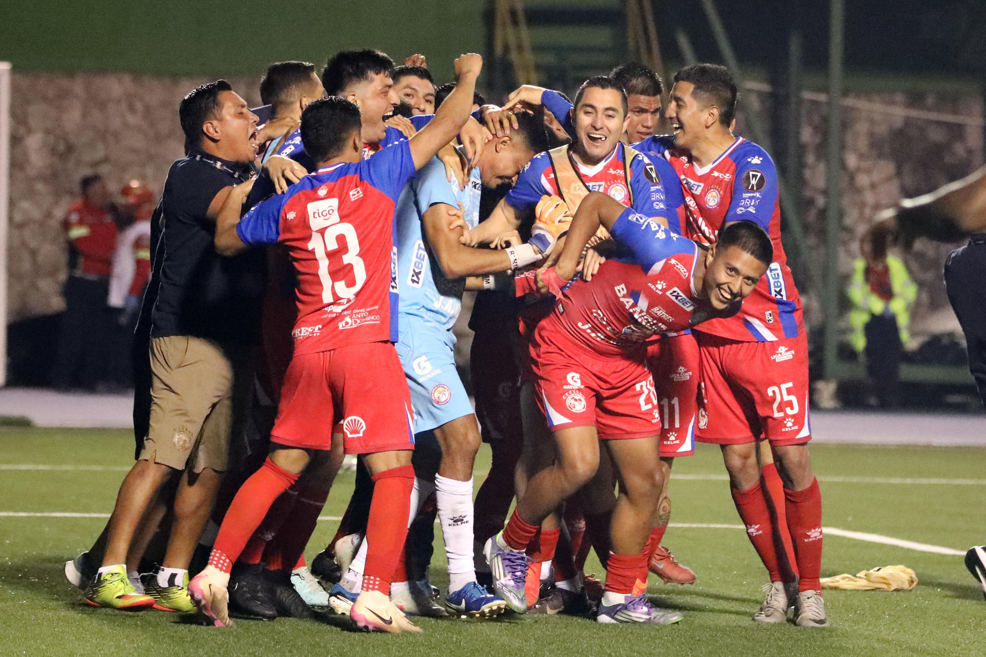 Jugadores del Xelajú MC celebran este miércoles al finalizar un partido de la Copa Centroamericana Concacaf entre Xelajú MC y Real España, en el estadio Cementos Progreso, en Ciudad de Guatemala (Guatemala). EFE/ Fernando Ruiz