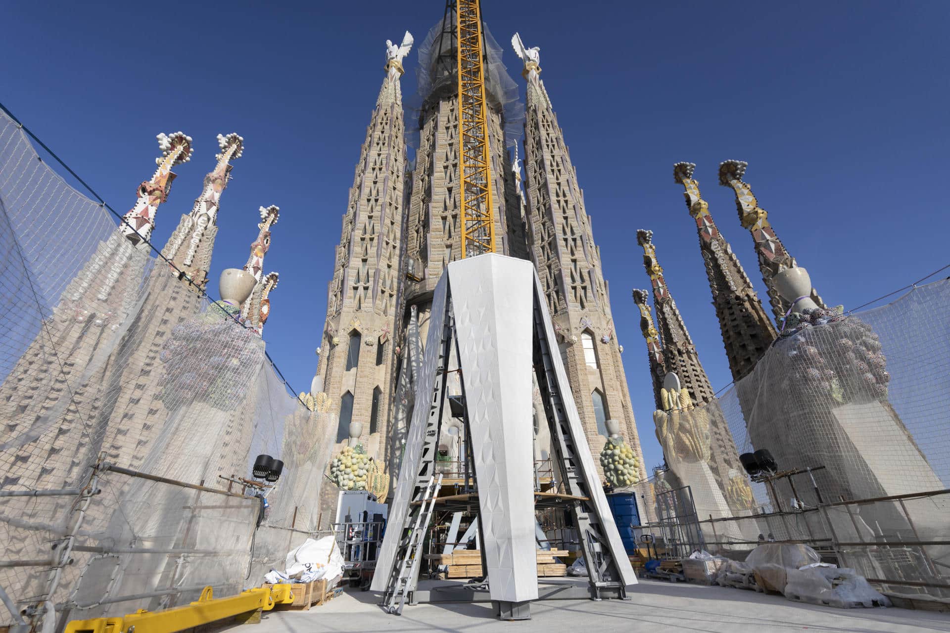 La basílica de la Sagrada Familia, icónica obra del arquitecto Antoni Gaudí y uno de los emblemas de la ciudad española de Barcelona, es ya el templo católico más alto del mundo, por encima de la catedral alemana de Ulm. EFE/Marta Pérez
