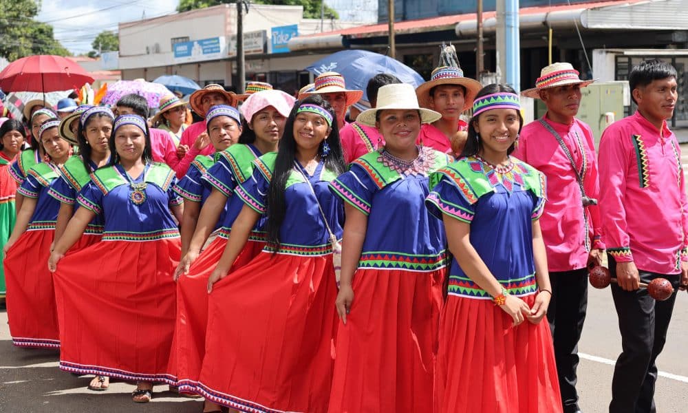 Mujeres de la etnia Ngäbe Buglés participan  con sus trajes tradicionales en el desfile de las Mil Naguas este sábado, a la ciudad de David (Panamá). EFE/ Marcelino Rosario