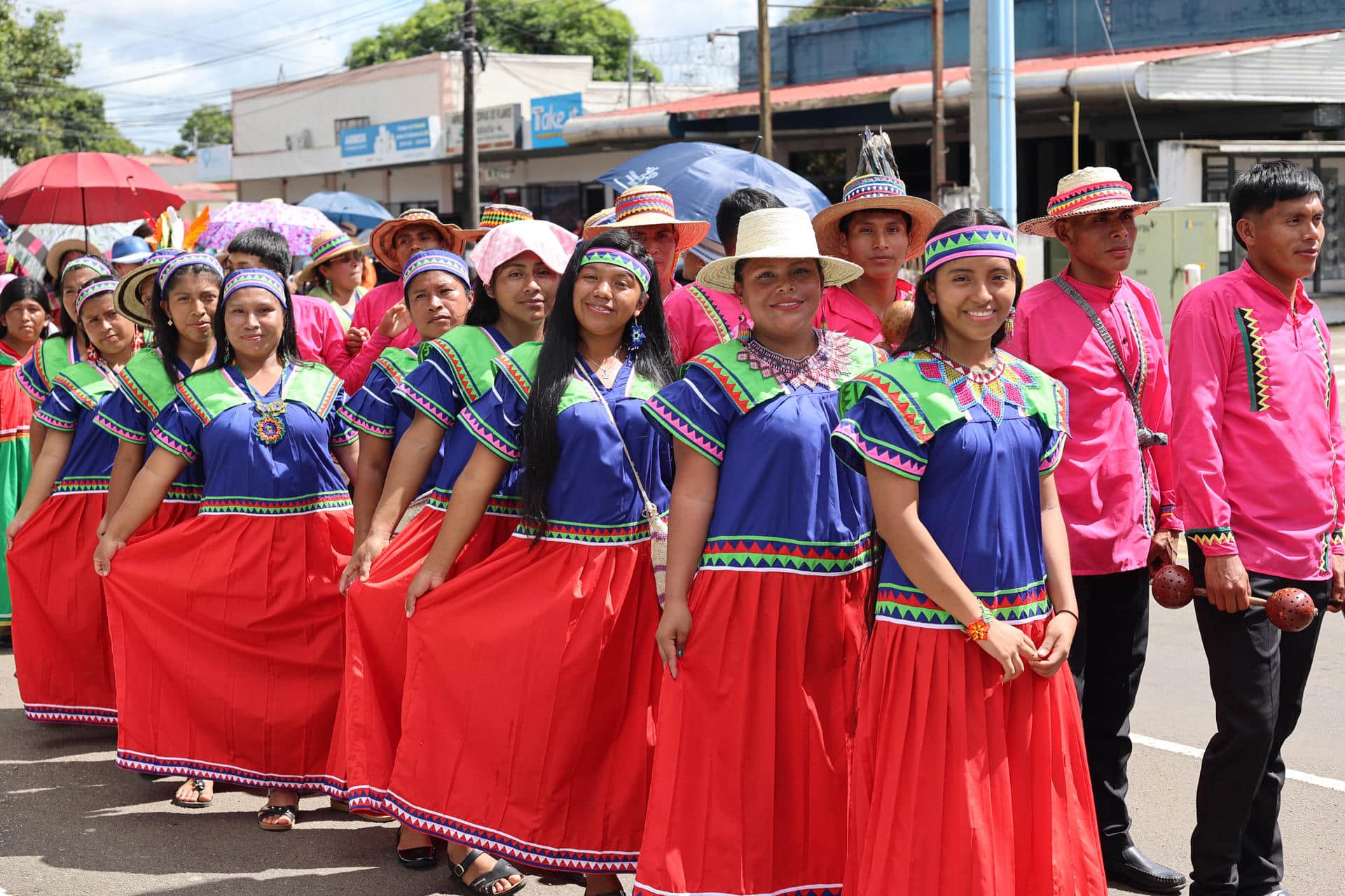 Mujeres de la etnia Ngäbe Buglés participan con sus trajes tradicionales en el desfile de las Mil Naguas este sábado, a la ciudad de David (Panamá). EFE/ Marcelino Rosario