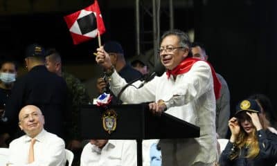 Fotografía cedida por la Presidencia de Colombia que muestra al mandatario, Gustavo Petro, hablando este viernes en Ibagué (Colombia). EFE/ Presidencia de Colombia