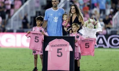 El  centrocampista español Segio Busquets posa con su familia durante un homenaje tributado este sábado por el Inter Miaimi en Fort Lauderdale a propósito de su decisión de poner fin a su carrera al final de la temporada. EFE/EPA/CRISTOBAL HERRERA-ULASHKEVICH
