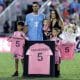 El  centrocampista español Segio Busquets posa con su familia durante un homenaje tributado este sábado por el Inter Miaimi en Fort Lauderdale a propósito de su decisión de poner fin a su carrera al final de la temporada. EFE/EPA/CRISTOBAL HERRERA-ULASHKEVICH