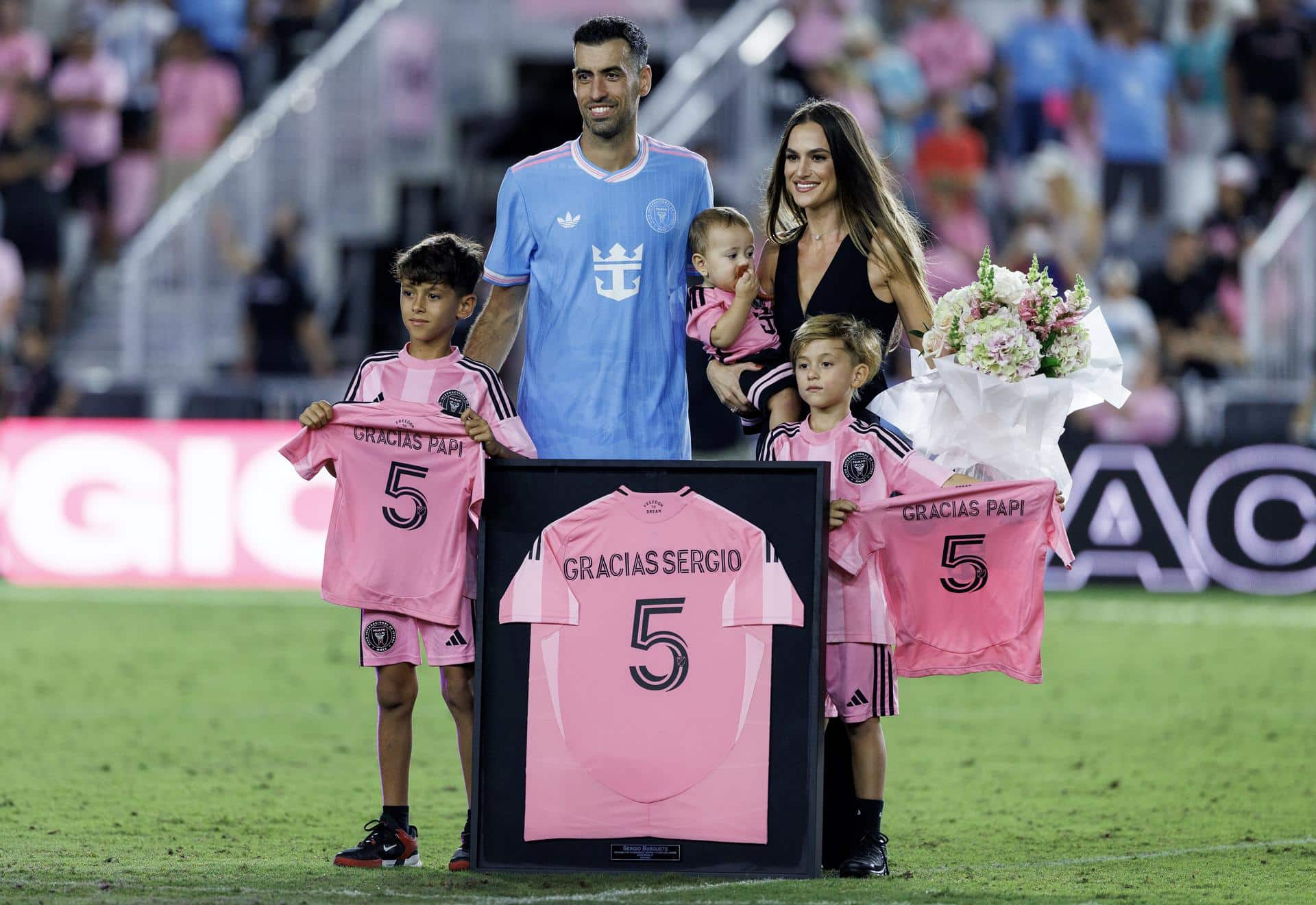 El  centrocampista español Segio Busquets posa con su familia durante un homenaje tributado este sábado por el Inter Miaimi en Fort Lauderdale a propósito de su decisión de poner fin a su carrera al final de la temporada. EFE/EPA/CRISTOBAL HERRERA-ULASHKEVICH